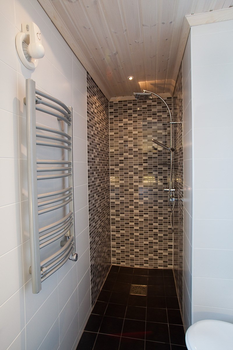 Dusch med taksil i lilla badrummet