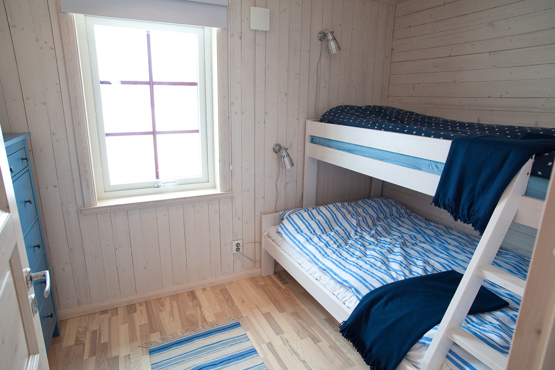 Blå sovrummet med familjesäng